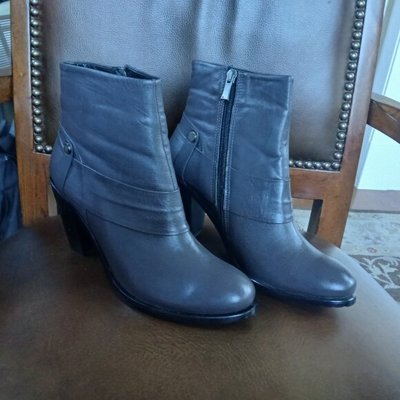 All leather new womens short boot. - Picture 3 of 9